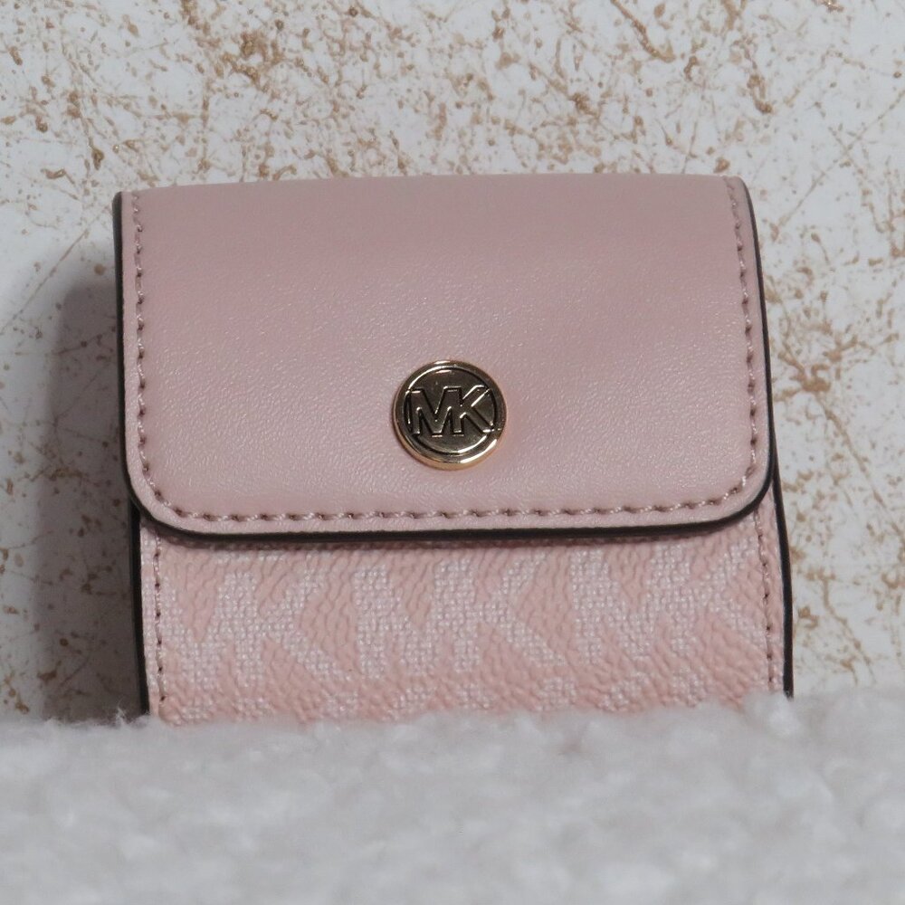 Michael Kors Jet Set Travel Airpods Case (Light Powder Blush)